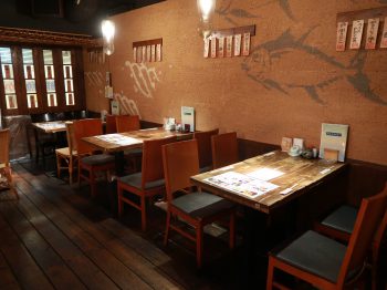 やっと店内