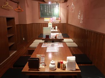 やっと店内